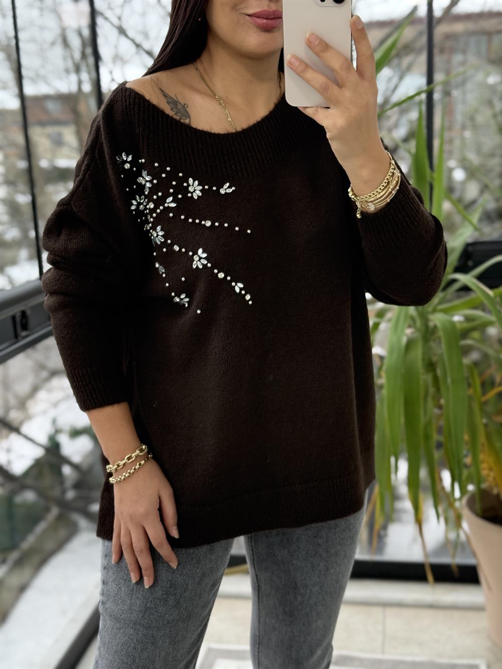 Yaka Detaylı Taşlı Yumoş Kazak Kahve