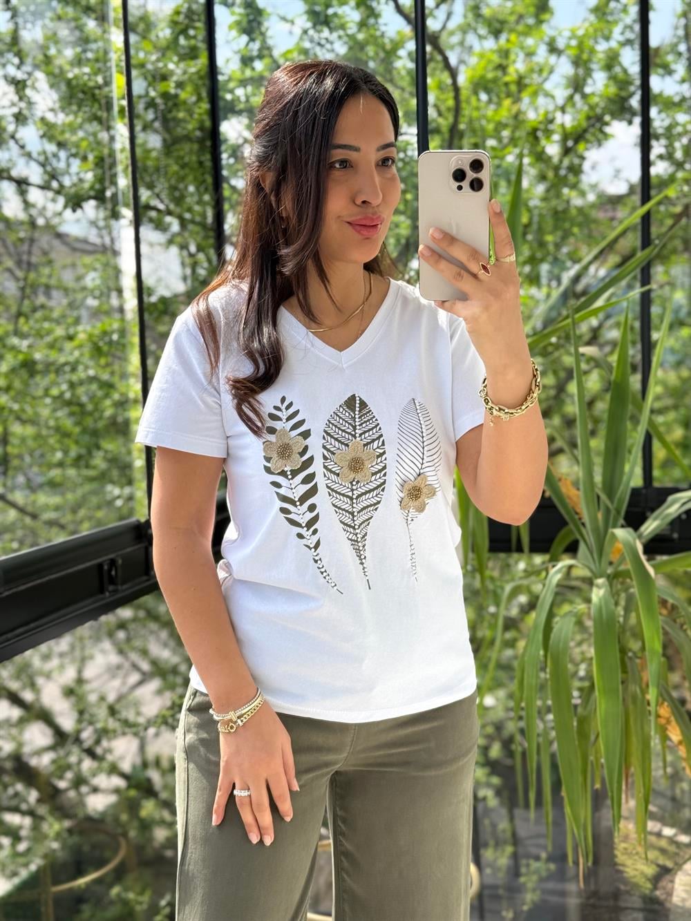 Önü Motif Yapraklı Tişört Beyaz