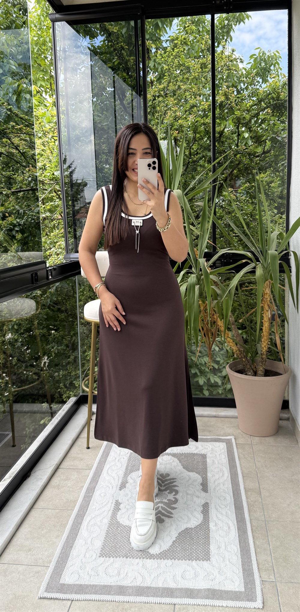 Kolu ve Yakası Biyeli Sıfır Kol Modal Elbise Kahve