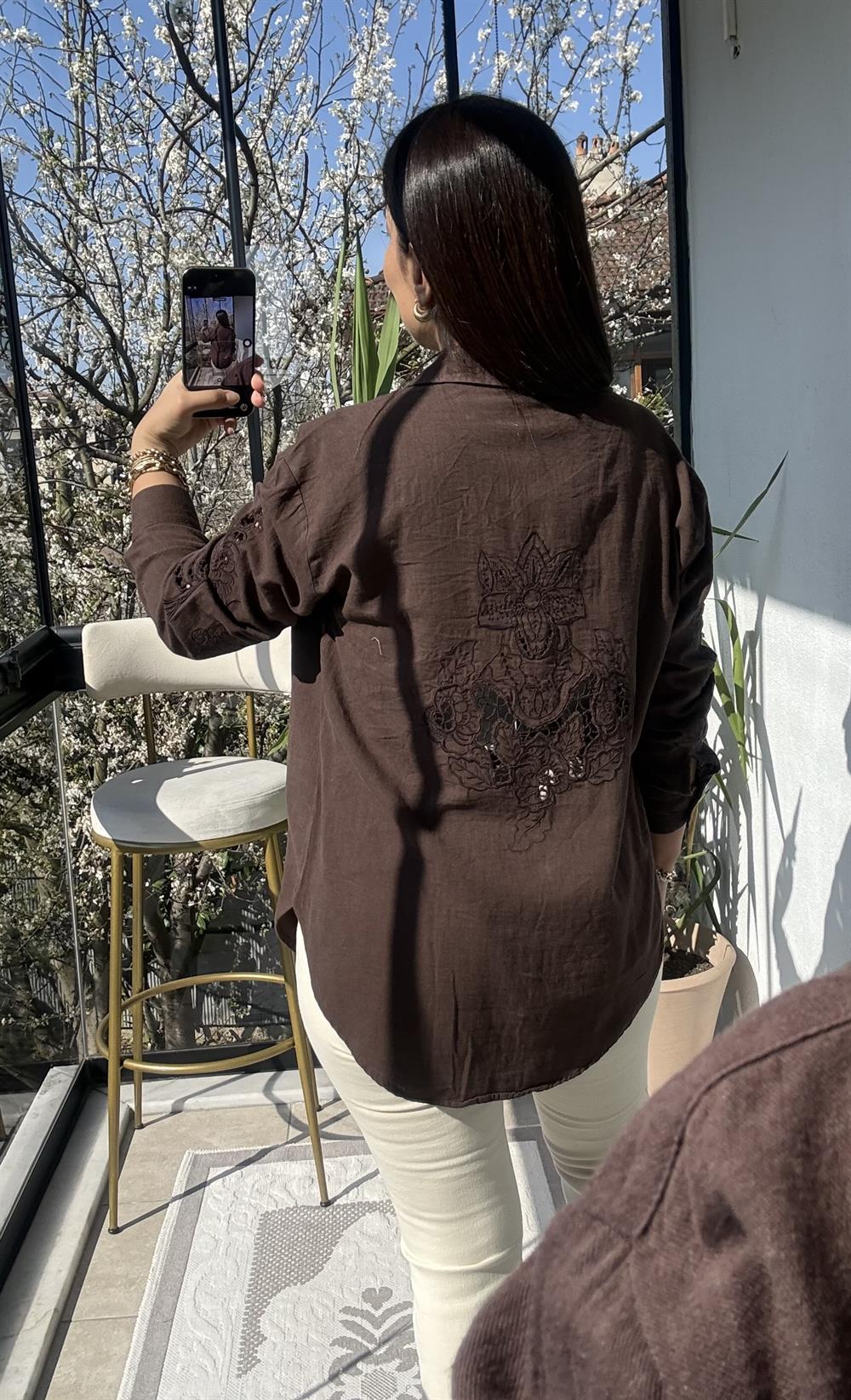 Omuzları ve Arkası Nakışlı Pamuklu Gömlek Kahve