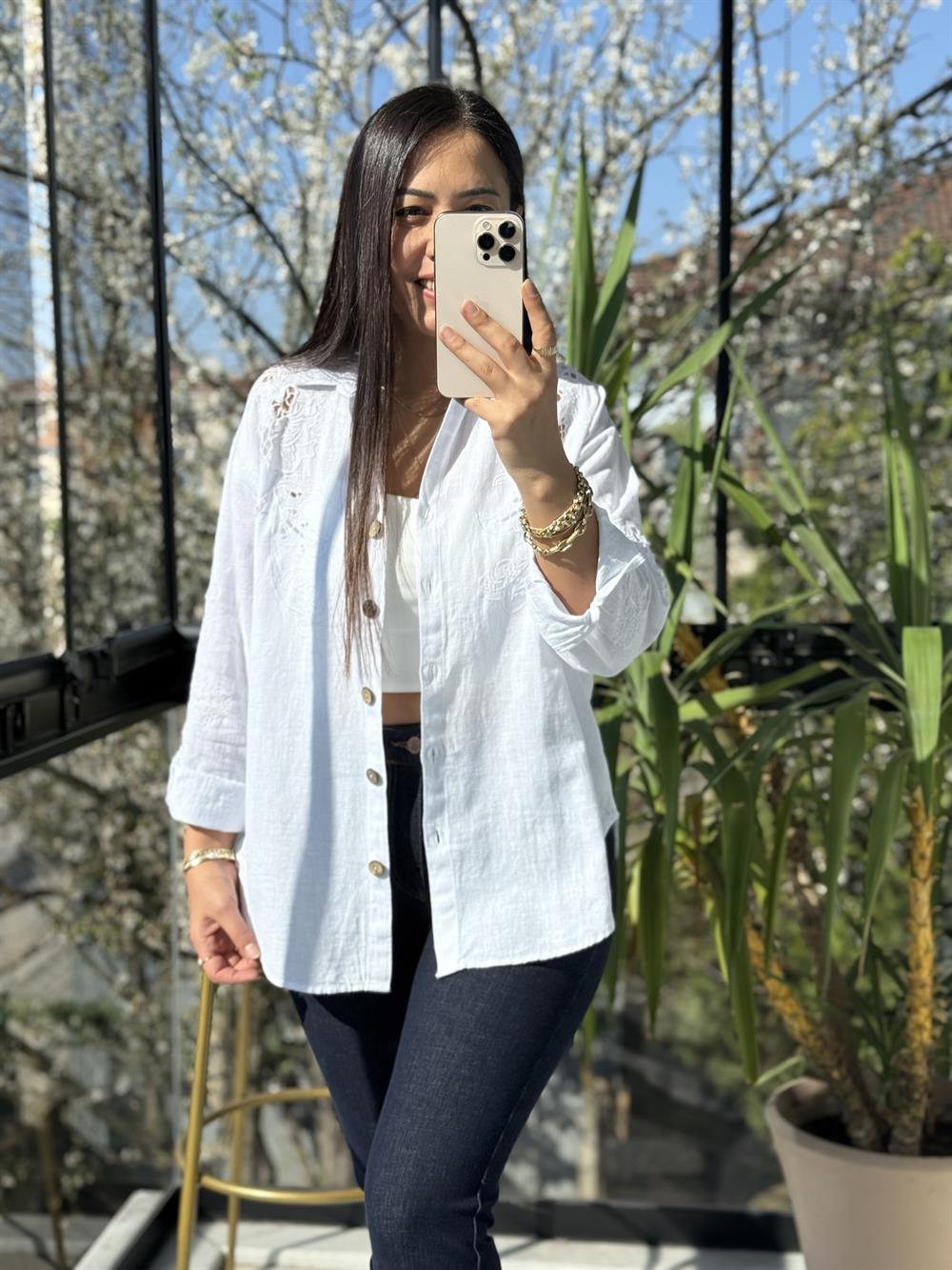 Omuzları ve Arkası Nakışlı Pamuklu Gömlek Beyaz