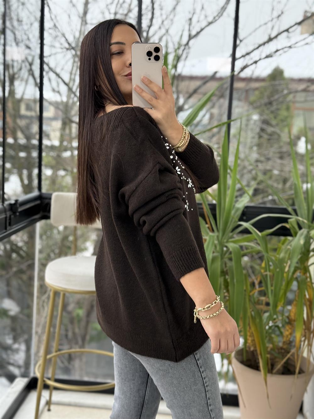 Yaka Detaylı Taşlı Yumoş Kazak Kahve