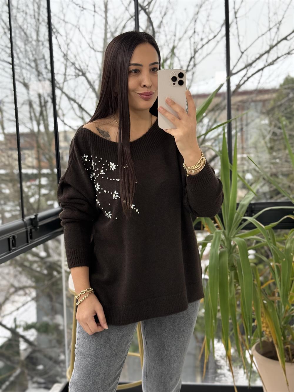 Yaka Detaylı Taşlı Yumoş Kazak Kahve