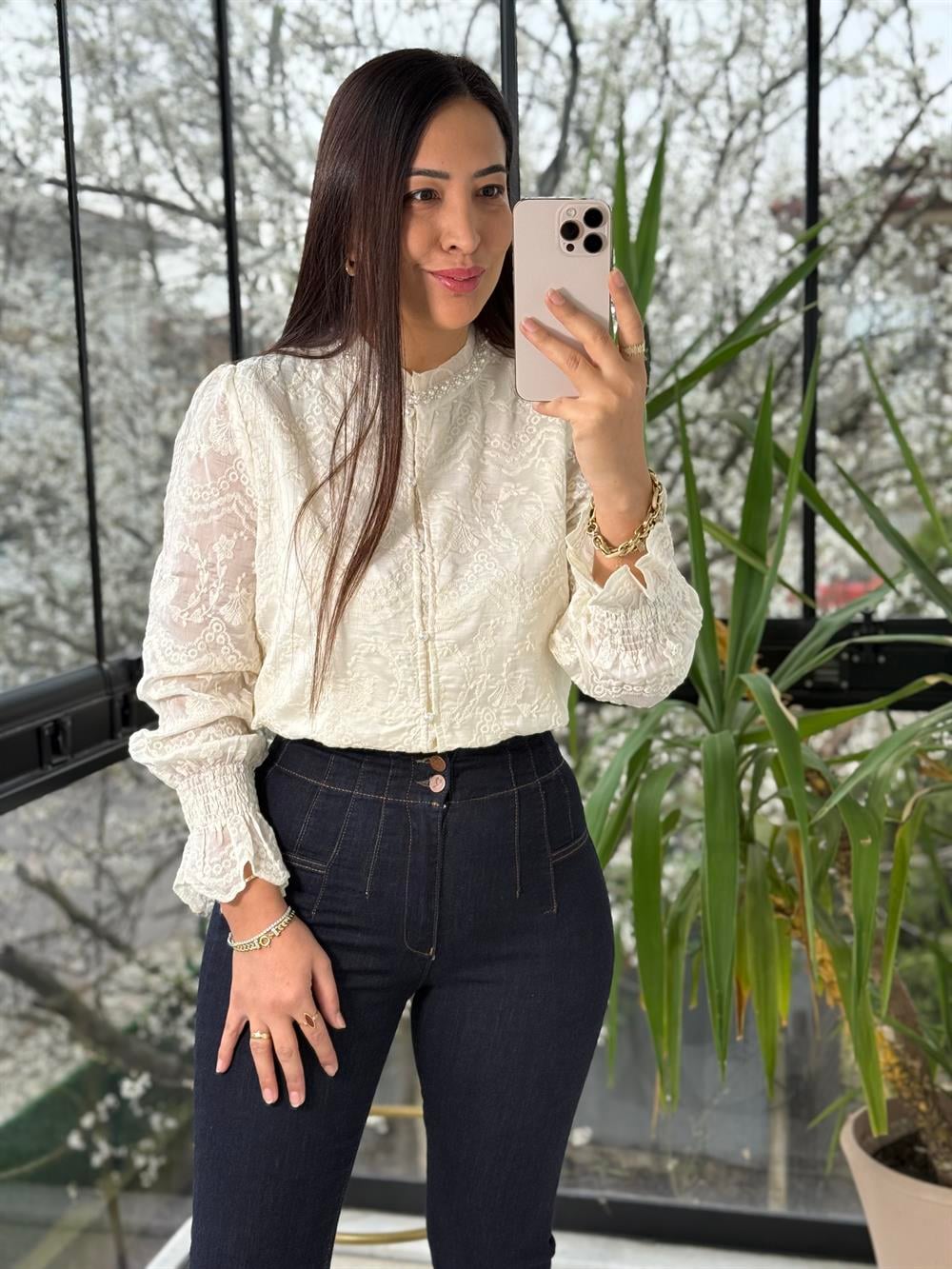 Yakası Sıra İncili Güpürlü Gömlek Ekru