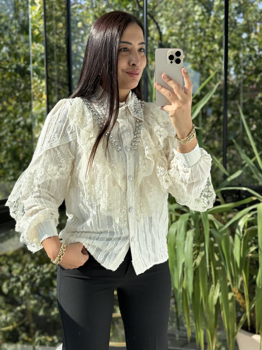 İthal Güpürlü Yaka Taşlı Gömlek Ekru