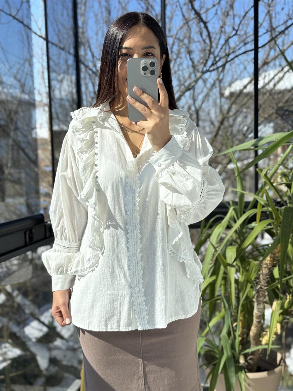 Fırfırlı Taş Detaylı Gömlek Beyaz