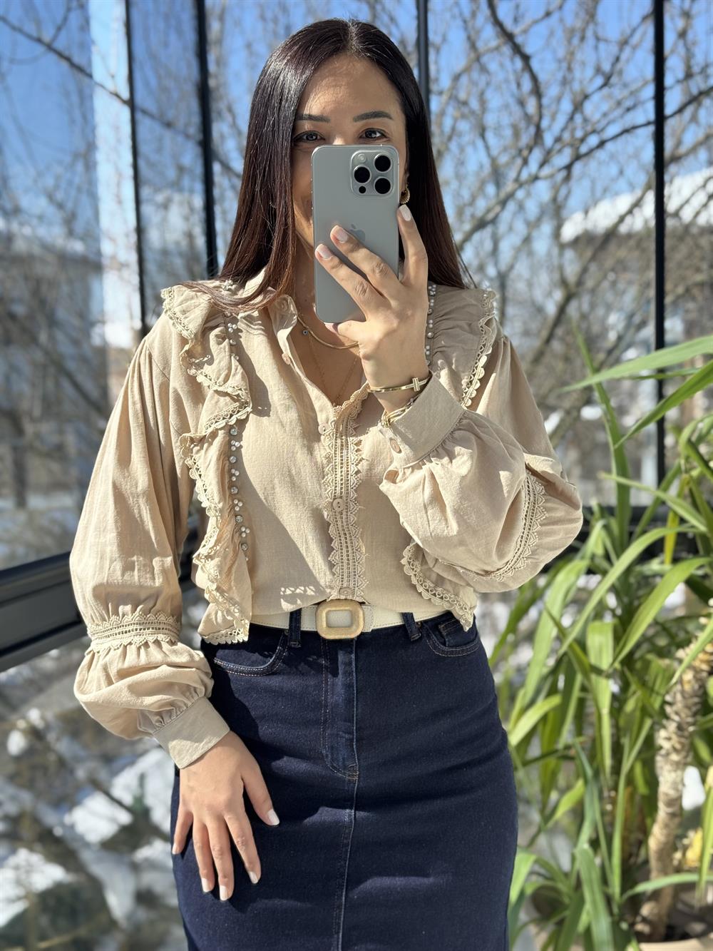 Fırfırlı Taş Detaylı Gömlek Bisküvi Kahvesi