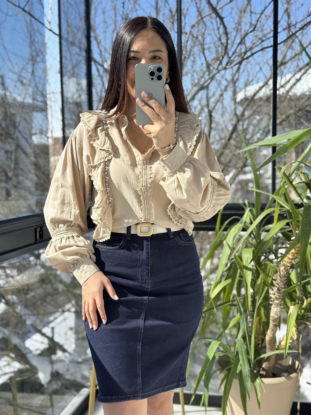 Fırfırlı Taş Detaylı Gömlek Bisküvi Kahvesi