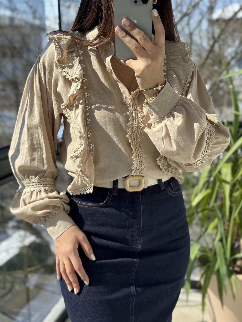 Fırfırlı Taş Detaylı Gömlek Bisküvi Kahvesi