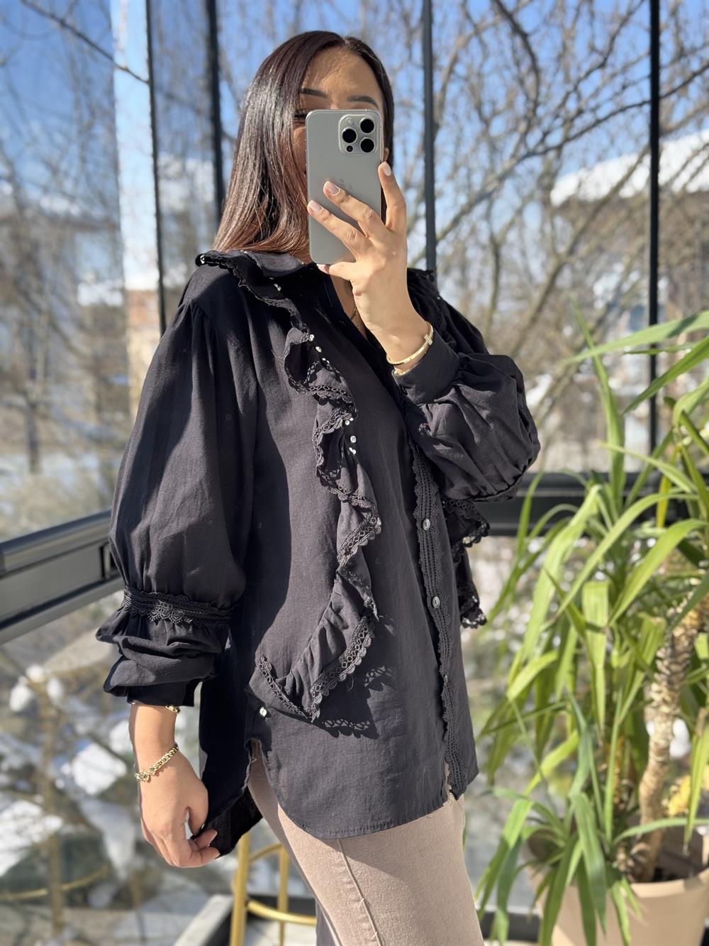 Fırfırlı Taş Detaylı Gömlek Siyah