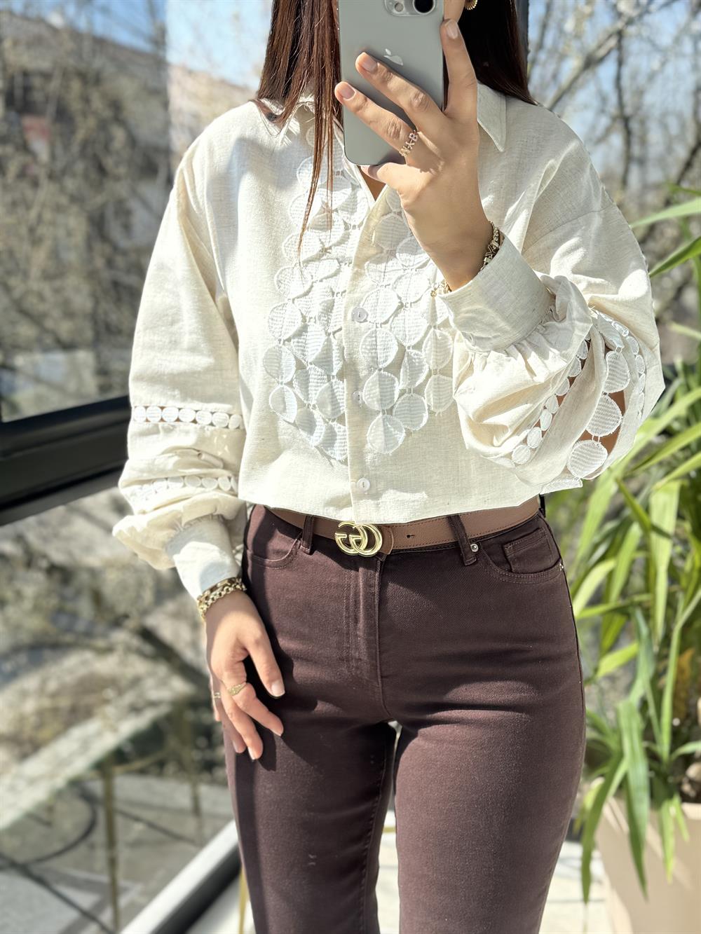 Göğüsü Kolları Yuvarlak Dantelli Gömlek Taş