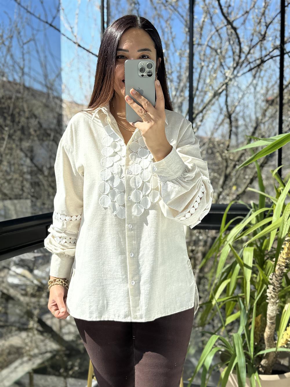 Göğüsü Kolları Yuvarlak Dantelli Gömlek Taş
