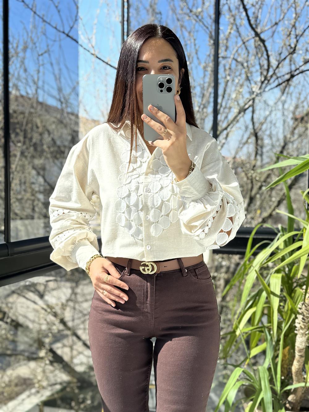 Göğüsü Kolları Yuvarlak Dantelli Gömlek Taş