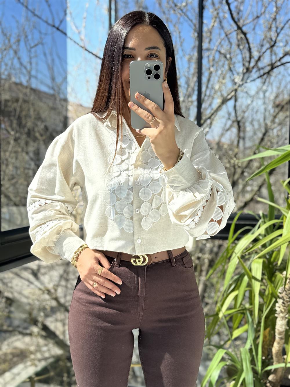 Göğüsü Kolları Yuvarlak Dantelli Gömlek Taş