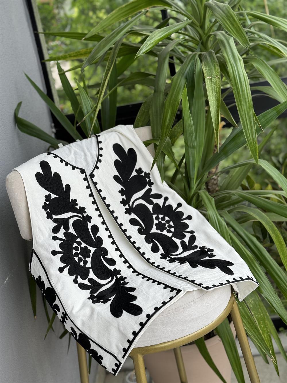 İşlemeli Yelek Siyah