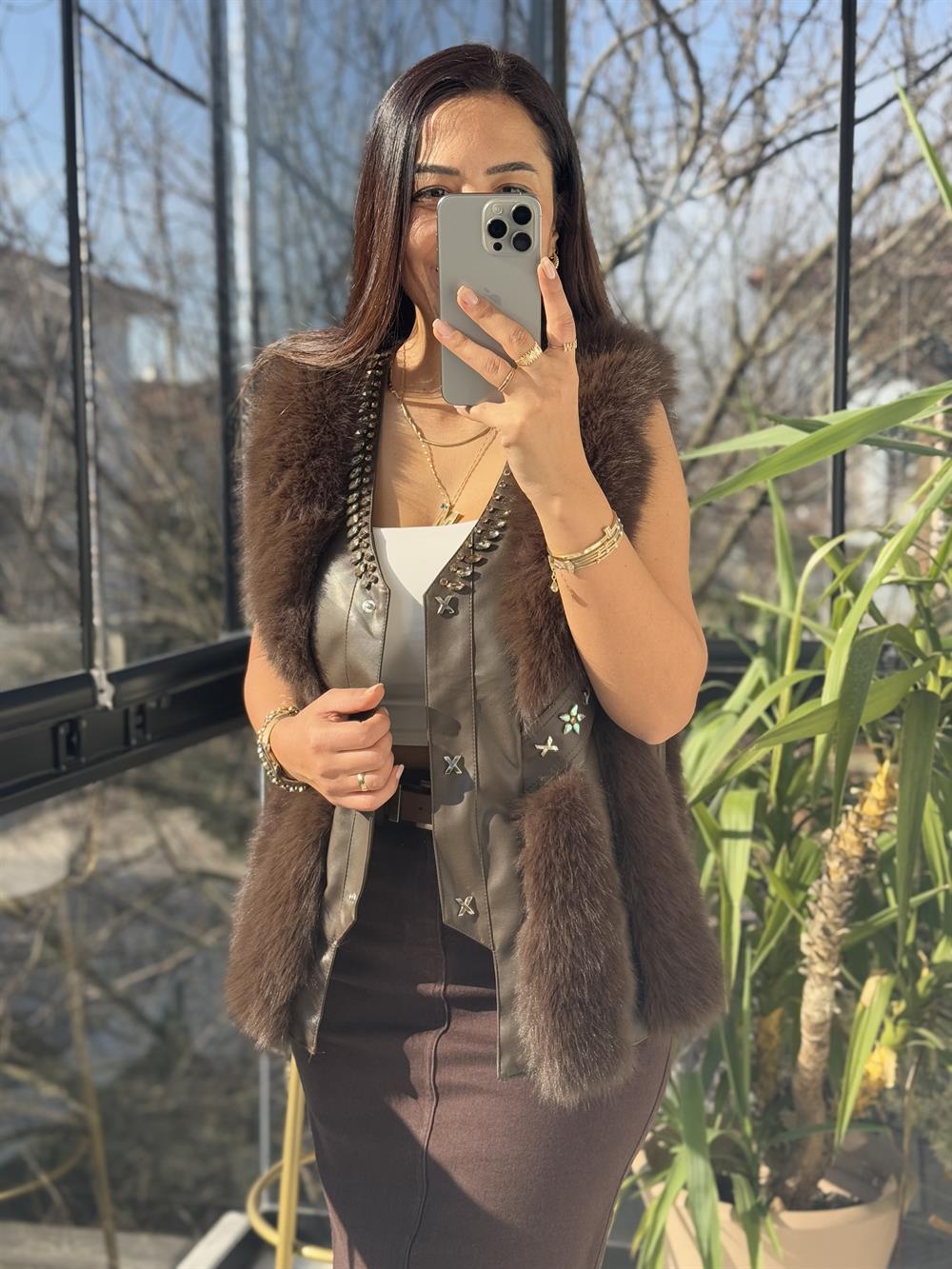 İthal Deri Ve Taş Detaylı Kürklü Yelek Kahve