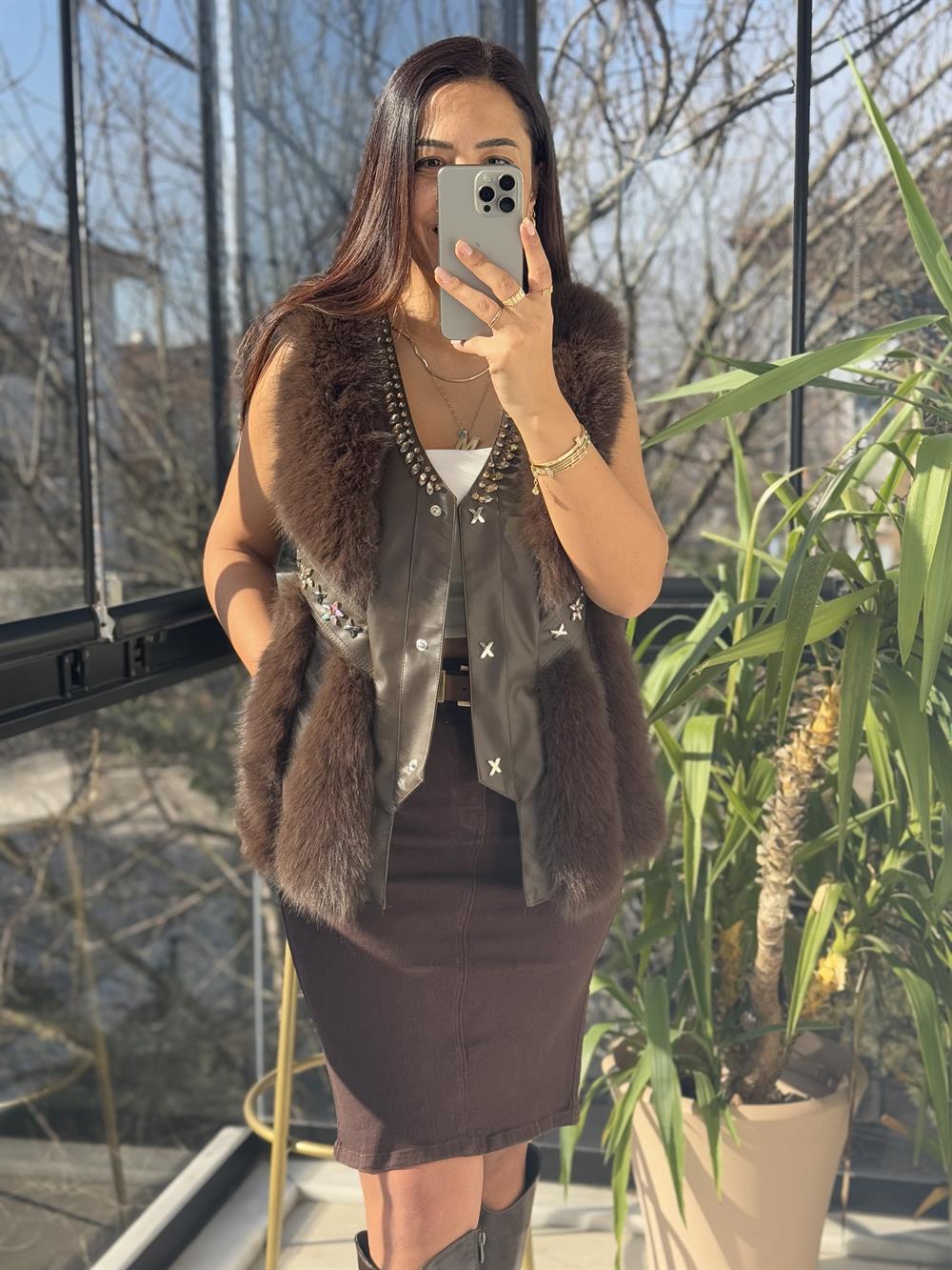 İthal Deri Ve Taş Detaylı Kürklü Yelek Kahve