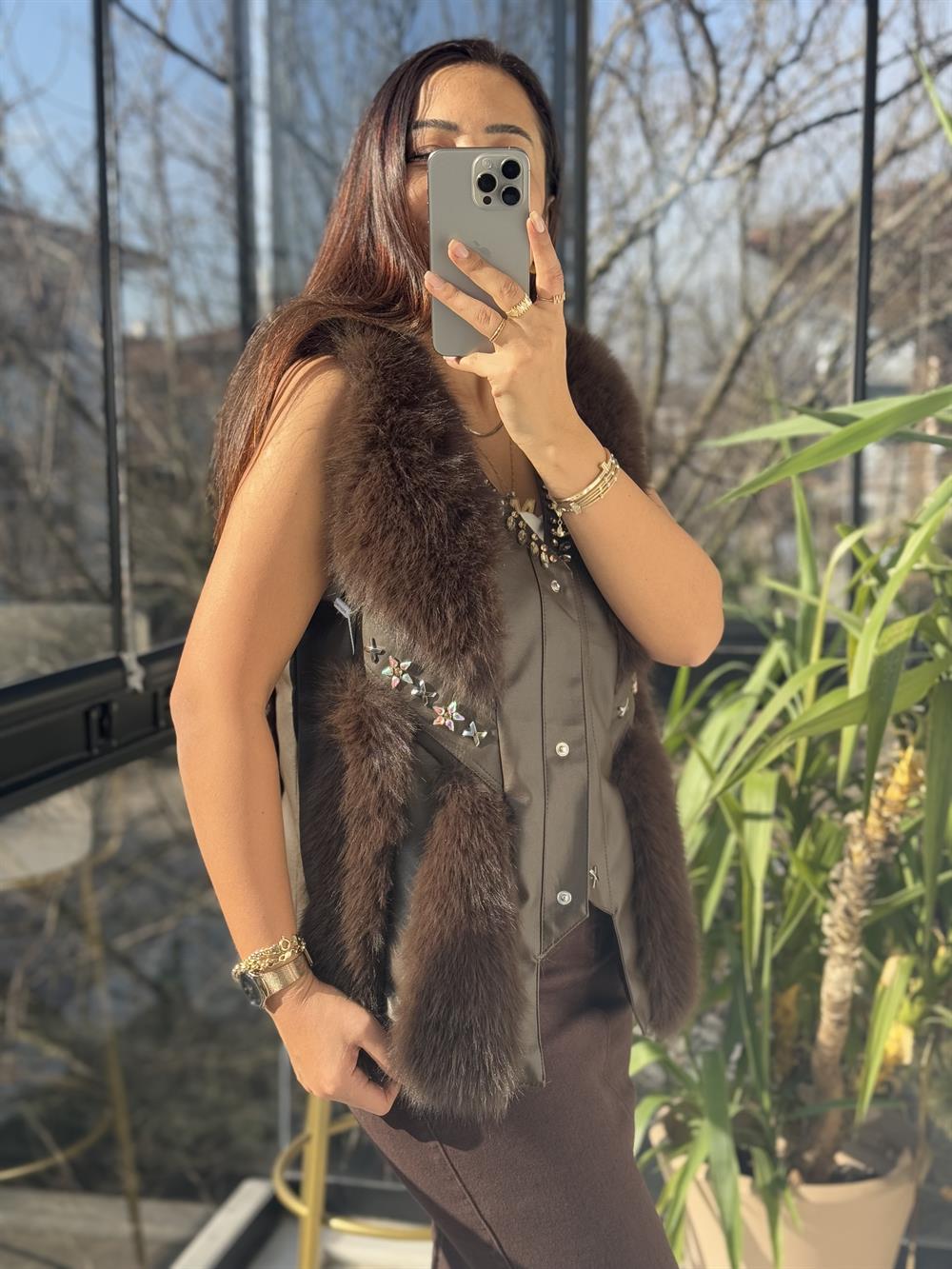 İthal Deri Ve Taş Detaylı Kürklü Yelek Kahve