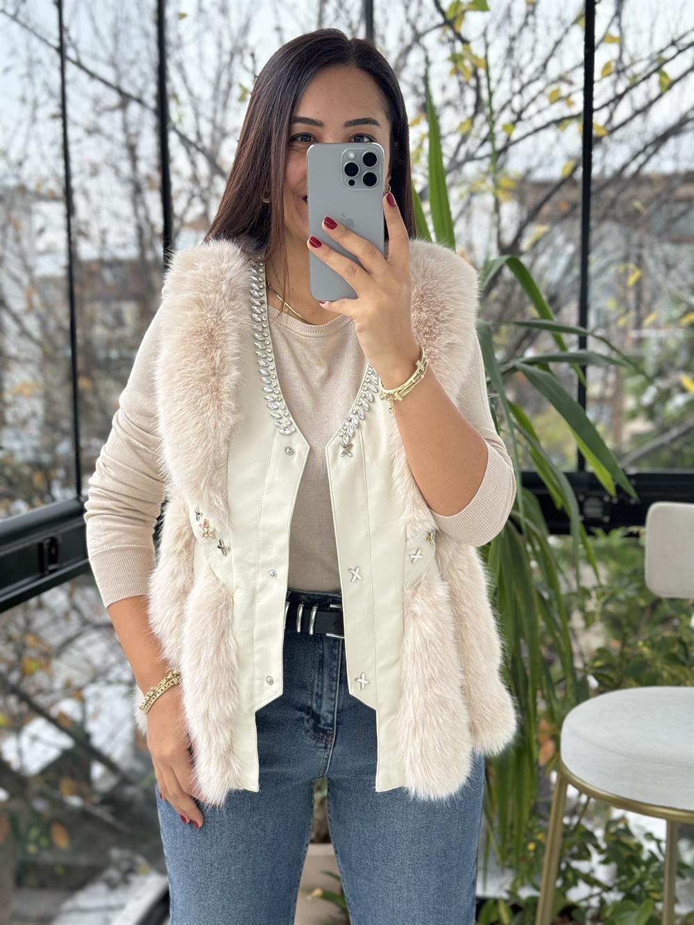 İthal Deri Ve Taş Detaylı Kürklü Yelek Bej