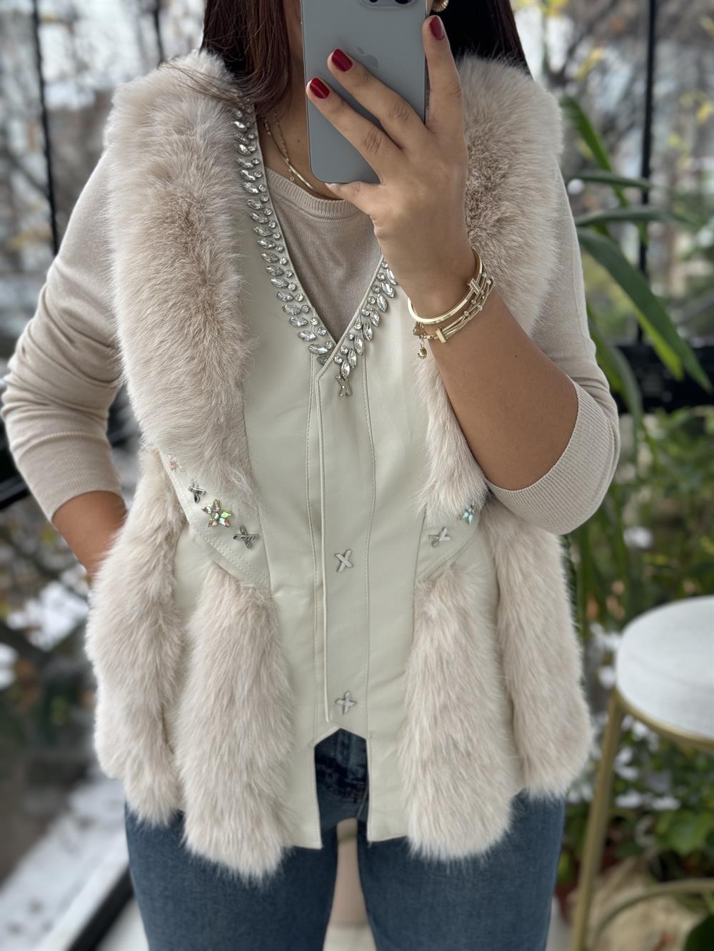 İthal Deri Ve Taş Detaylı Kürklü Yelek Bej