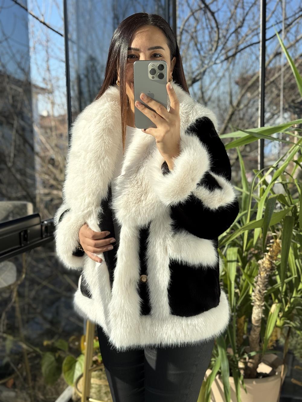 İthal Önü Cepli Kürk Mont Siyah-Beyaz