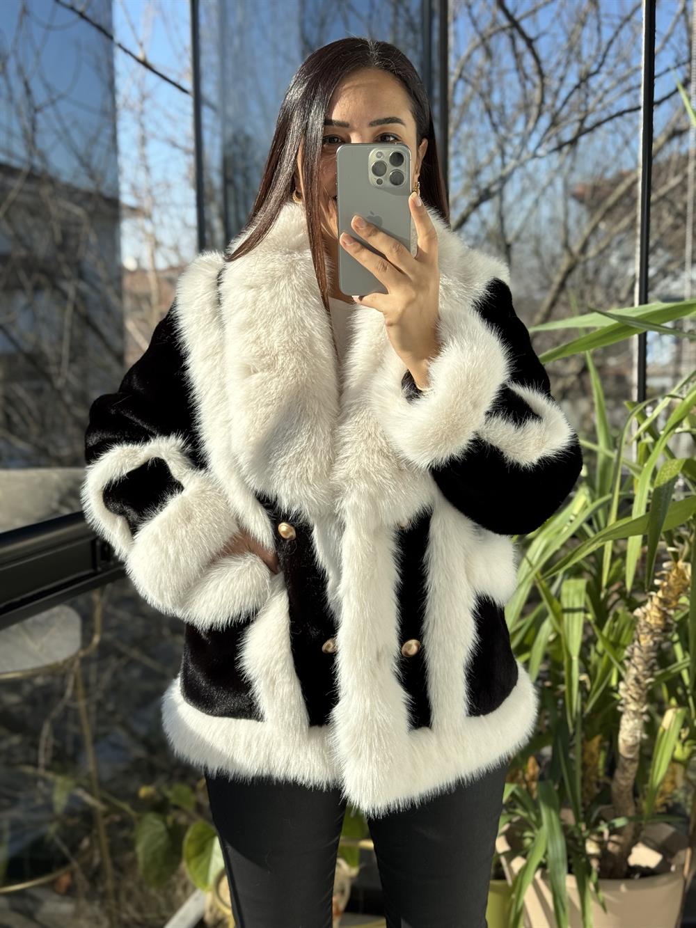 İthal Önü Cepli Kürk Mont Siyah-Beyaz