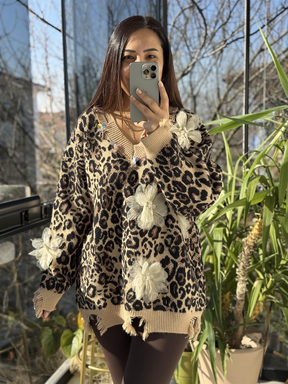 İthal V Yaka Çiçek Detaylı Kazak Leopar