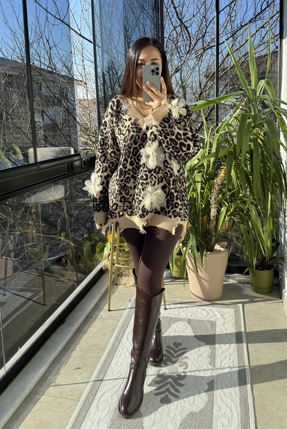 İthal V Yaka Çiçek Detaylı Kazak Leopar