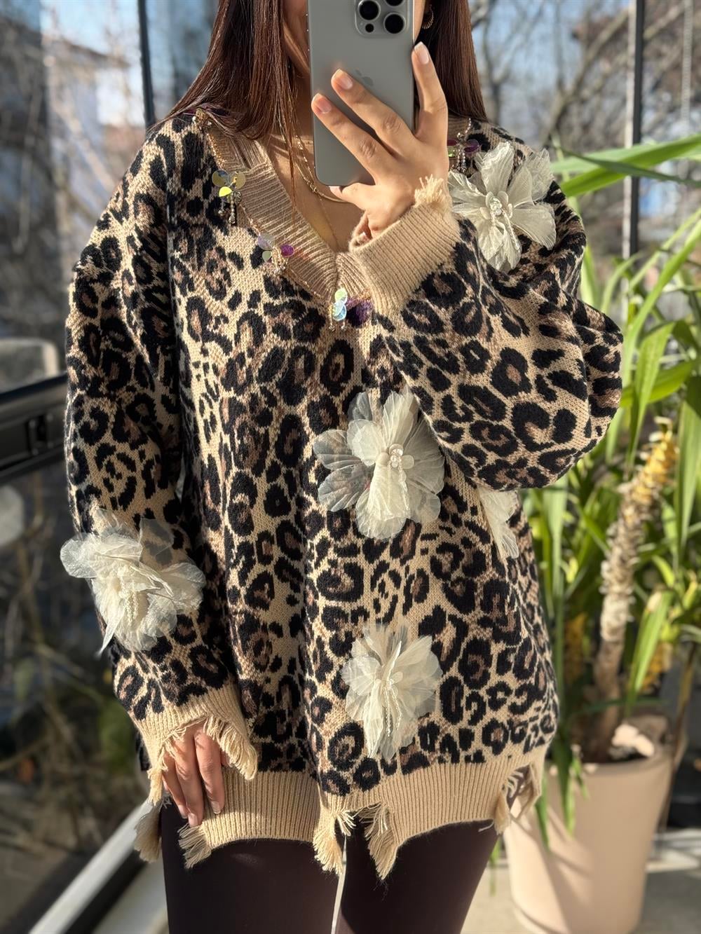 İthal V Yaka Çiçek Detaylı Kazak Leopar