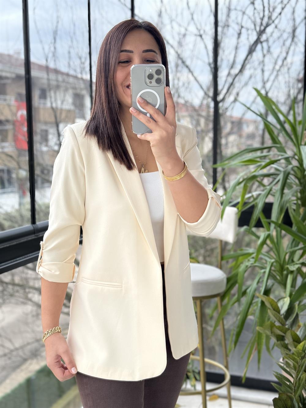 Kolu Kat Detaylı Blazer Ceket Krem