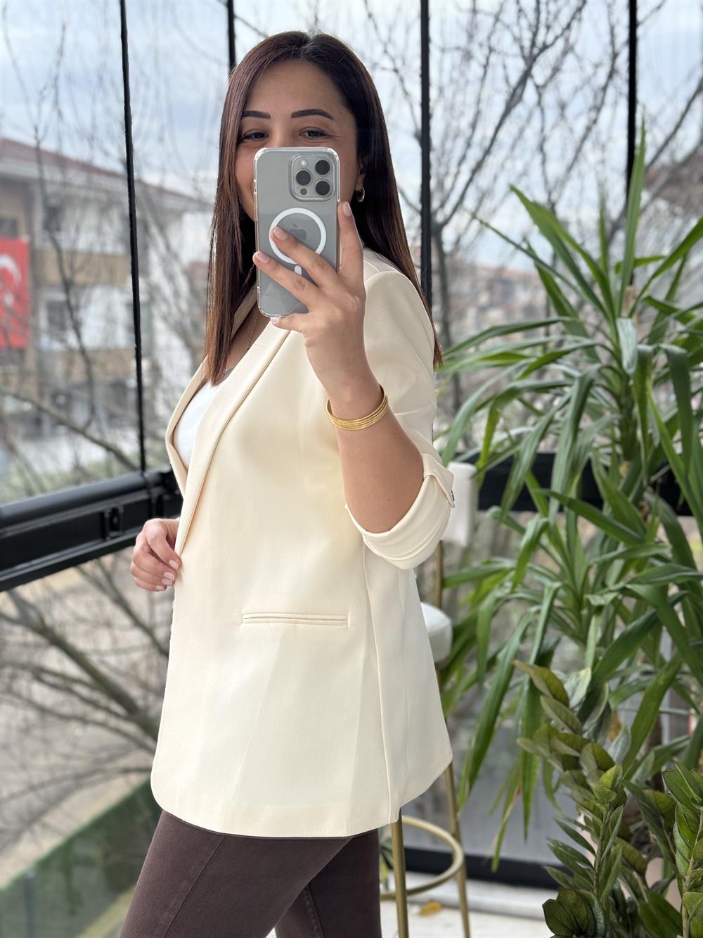 Kolu Kat Detaylı Blazer Ceket Krem