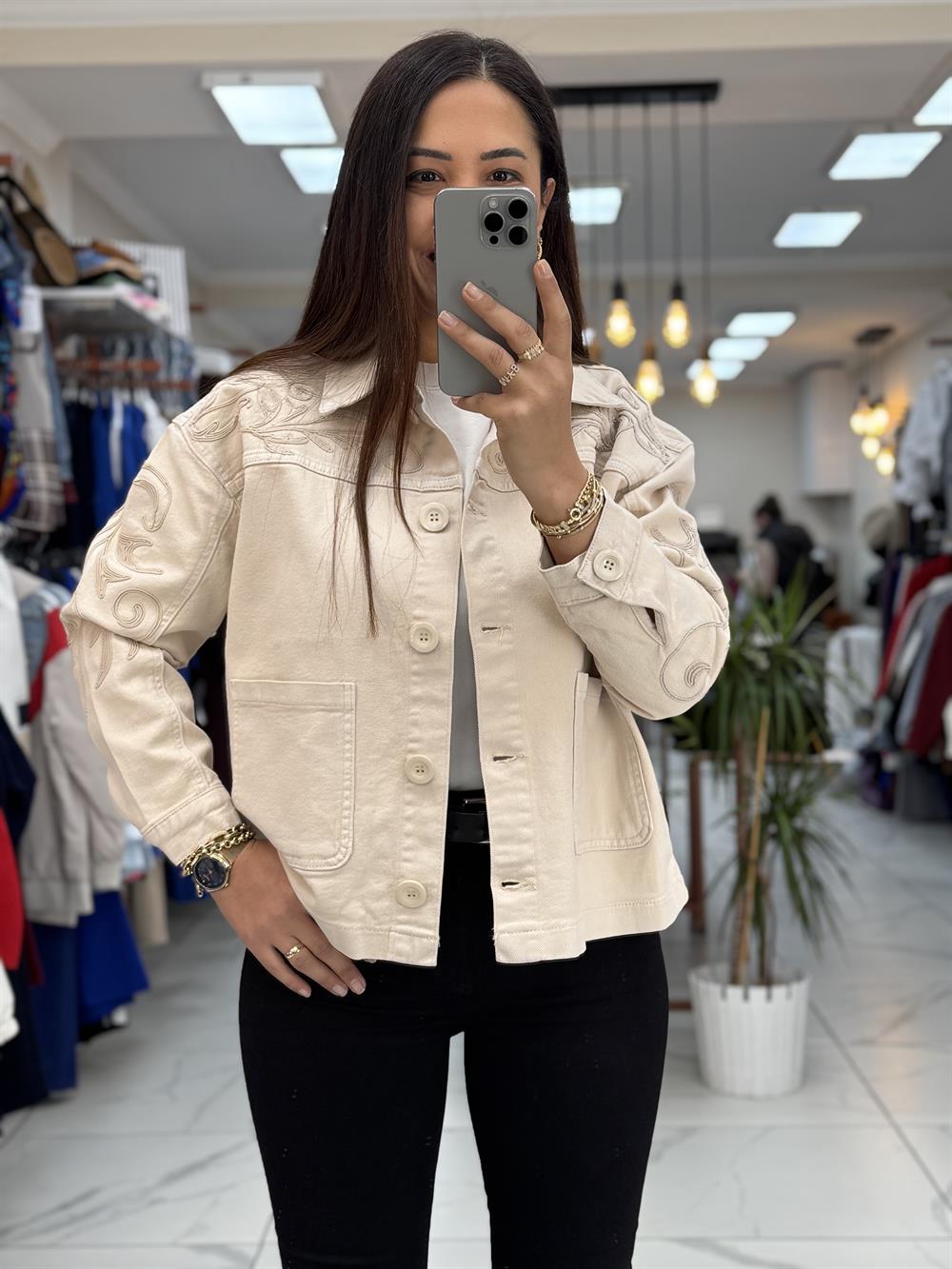 Omzu Nakışlı Gabardin Ceket Bej