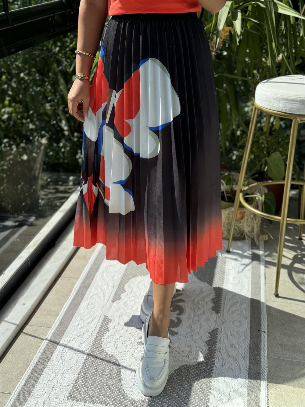 Pileli Desenli Etek Nar Çiçeği