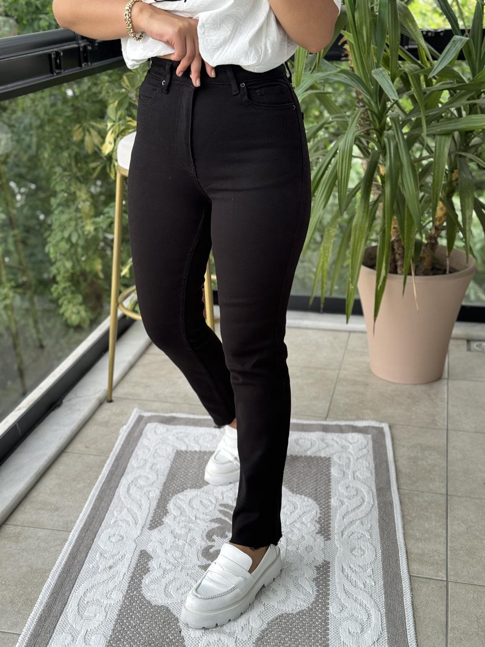 Premium Kalite Kesik Paça Jean Siyah