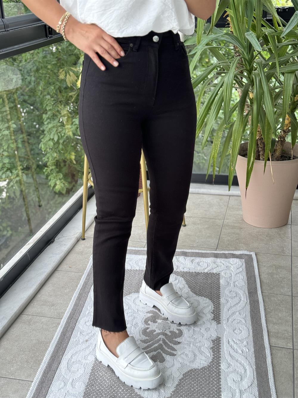 Premium Kalite Kesik Paça Jean Siyah