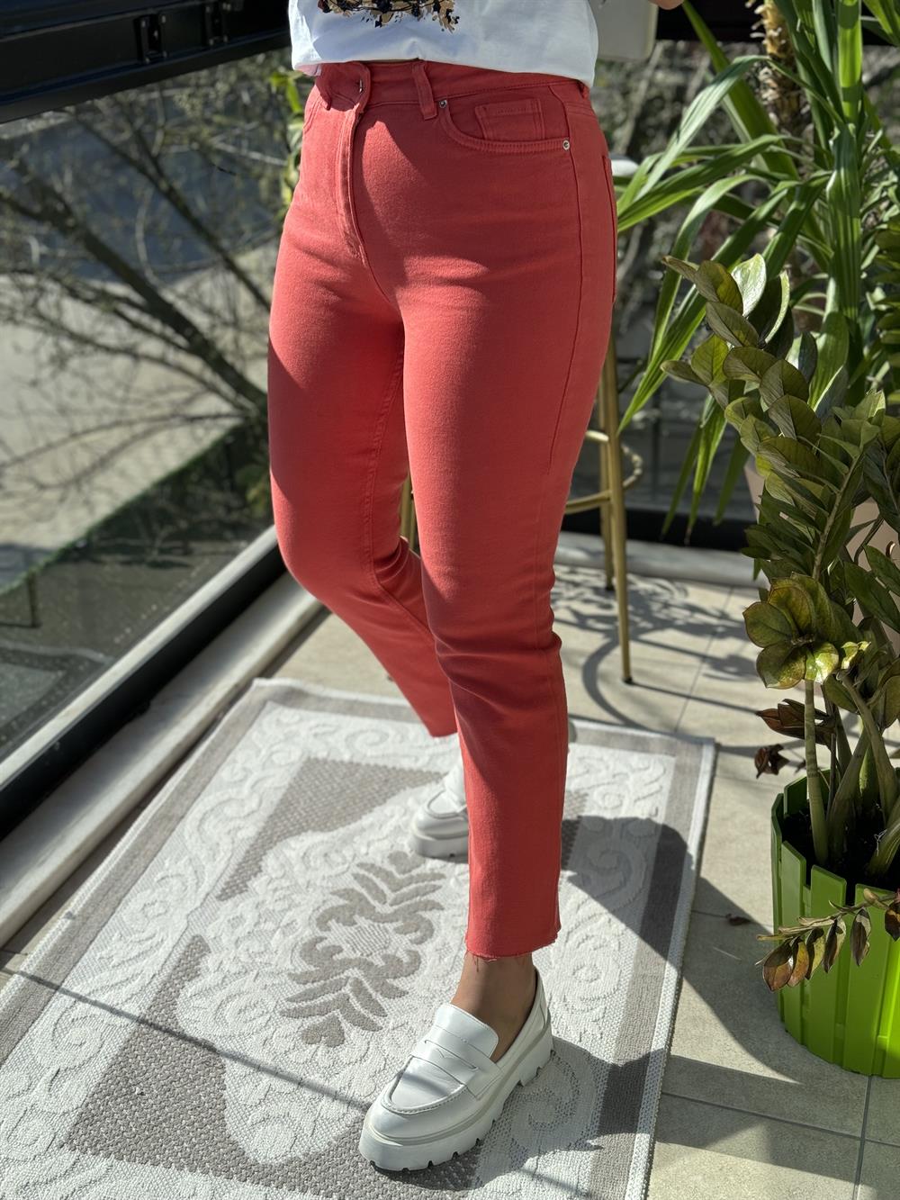 Premium Kalite Renkli Kesik Paça Jean Nar Çiçeği