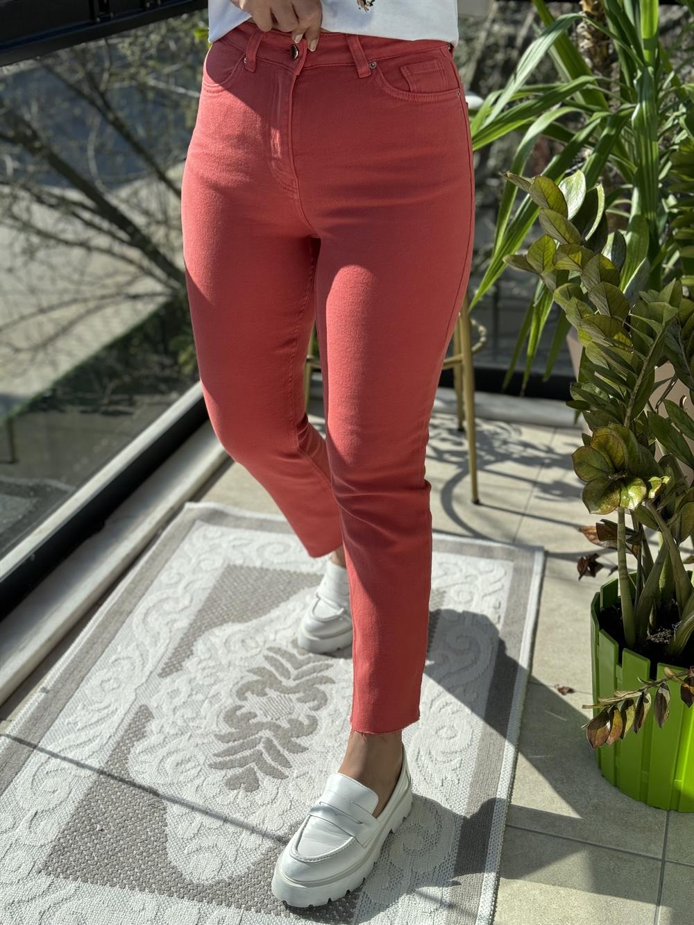 Premium Kalite Renkli Kesik Paça Jean Nar Çiçeği