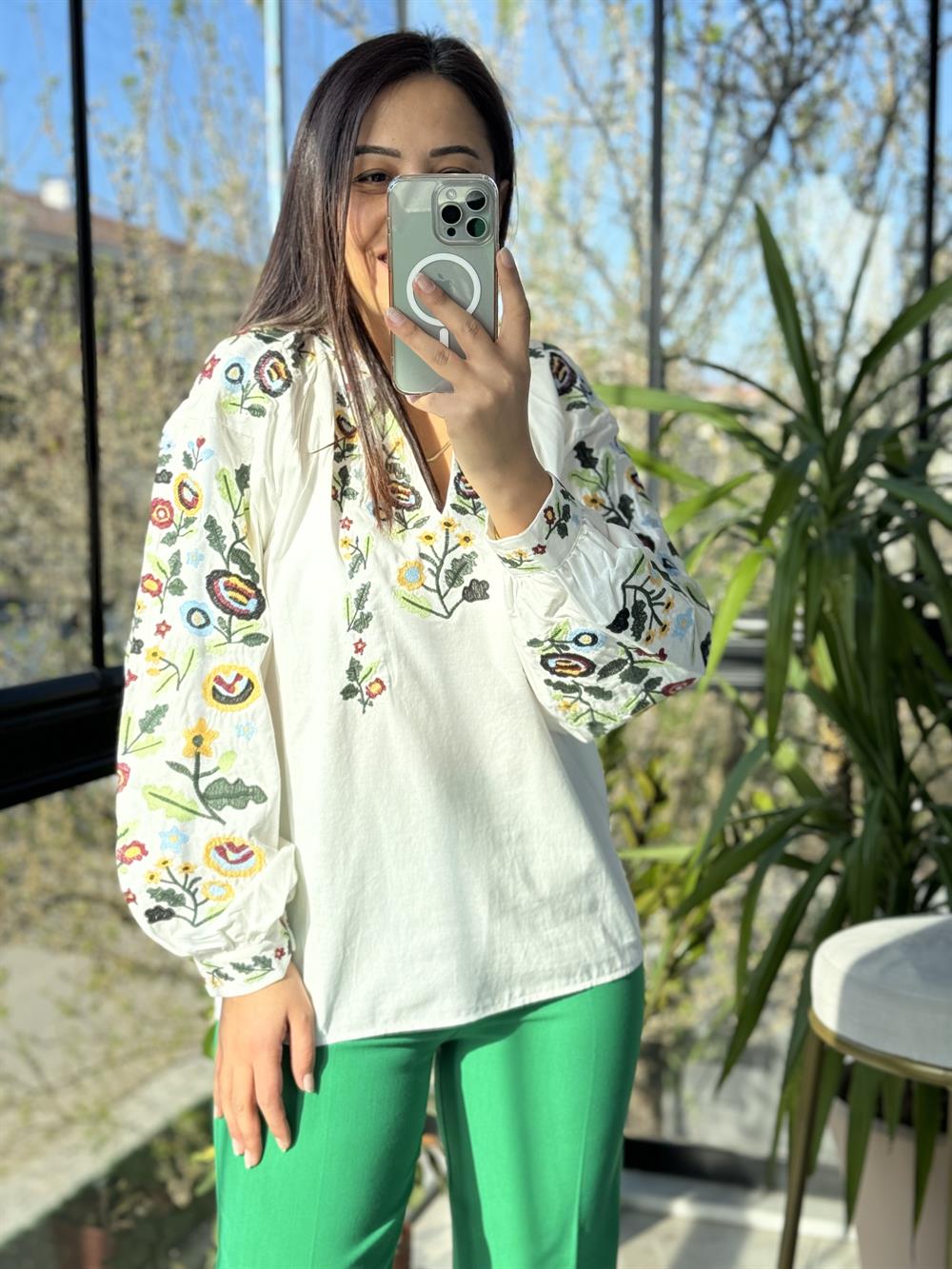 Renkli İşlemeli Bluz Beyaz