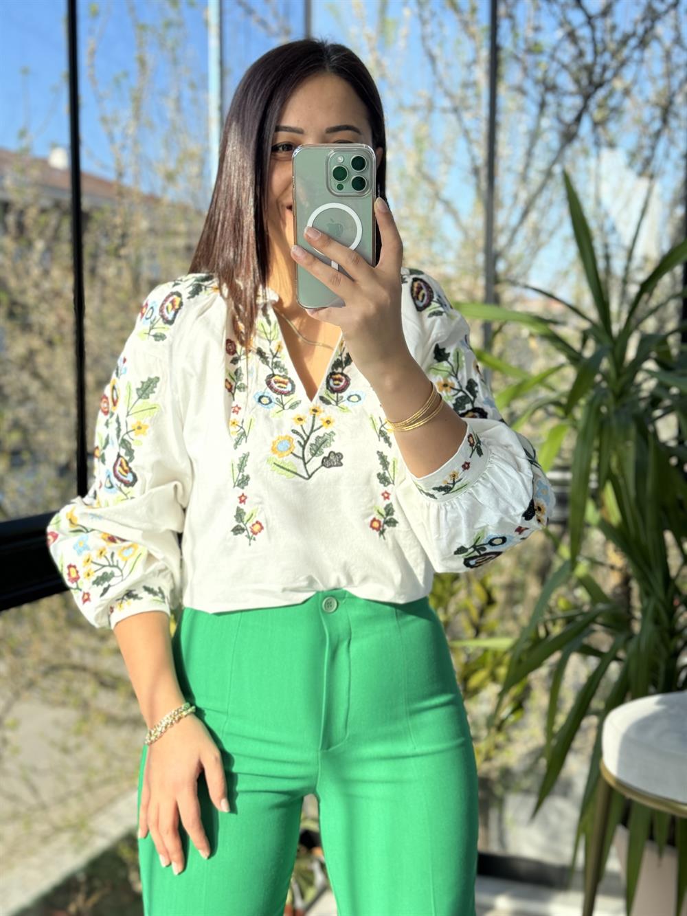 Renkli İşlemeli Bluz Beyaz