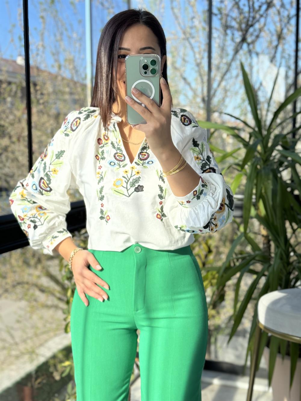 Renkli İşlemeli Bluz Beyaz