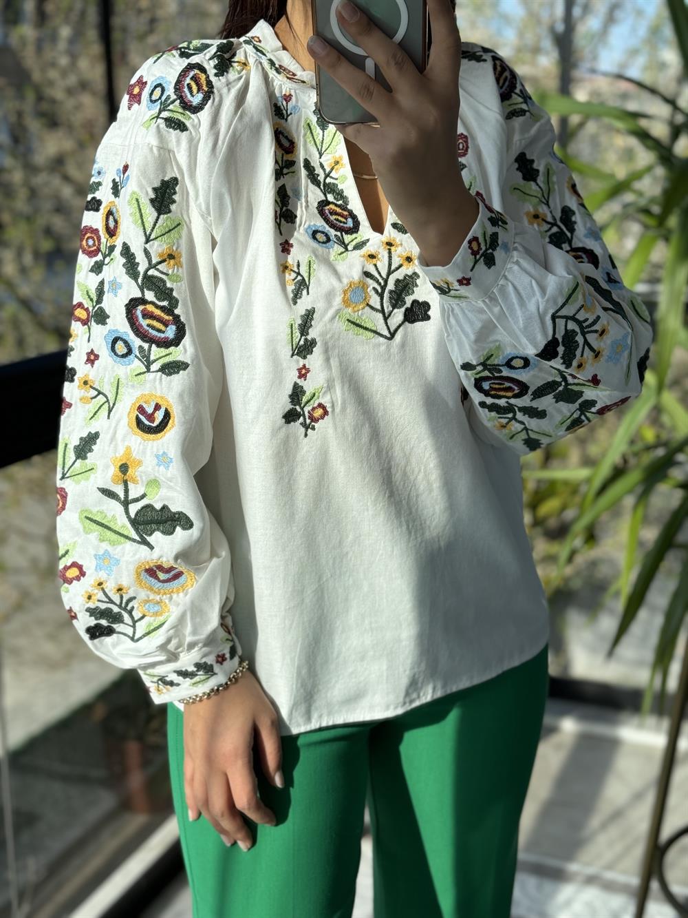 Renkli İşlemeli Bluz Beyaz