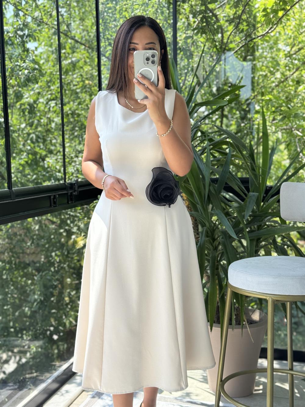 Slim Gül Detaylı Elbise Bej