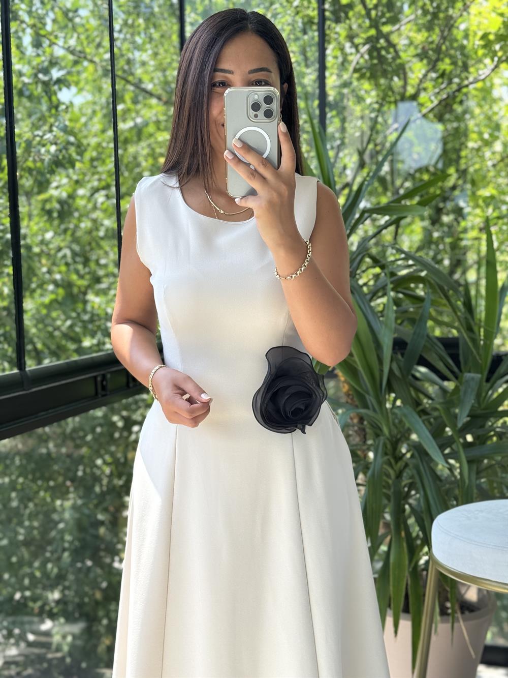 Slim Gül Detaylı Elbise Bej