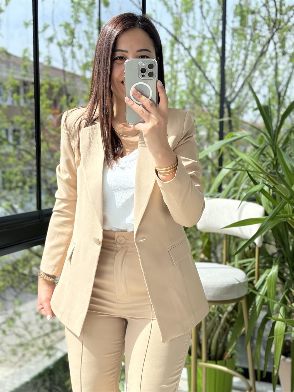 Takım Elbise Bisküvi Kahvesi