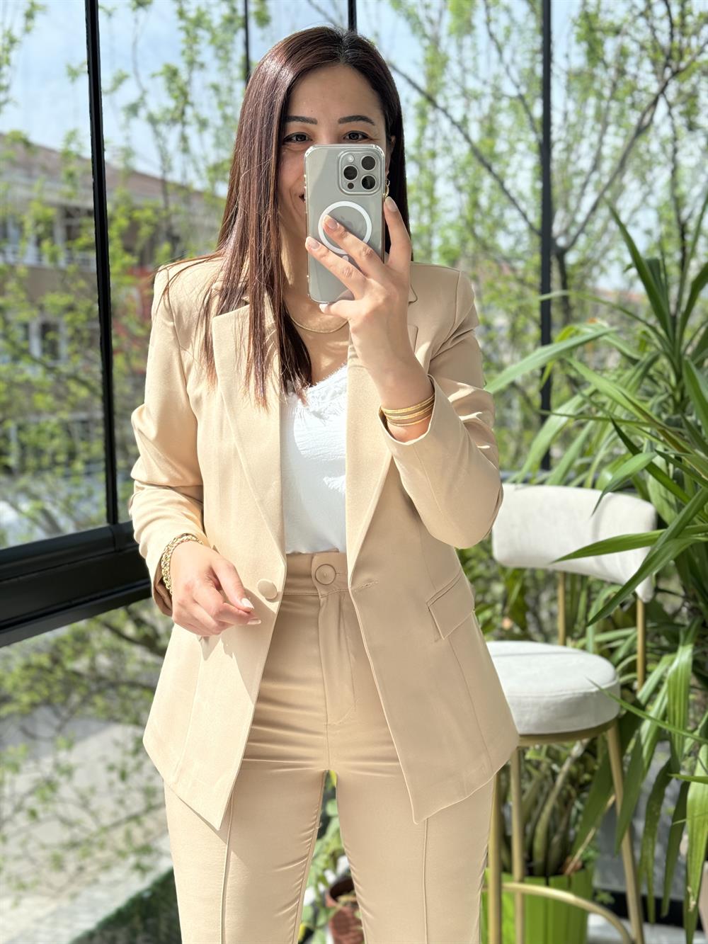 Takım Elbise Bisküvi Kahvesi