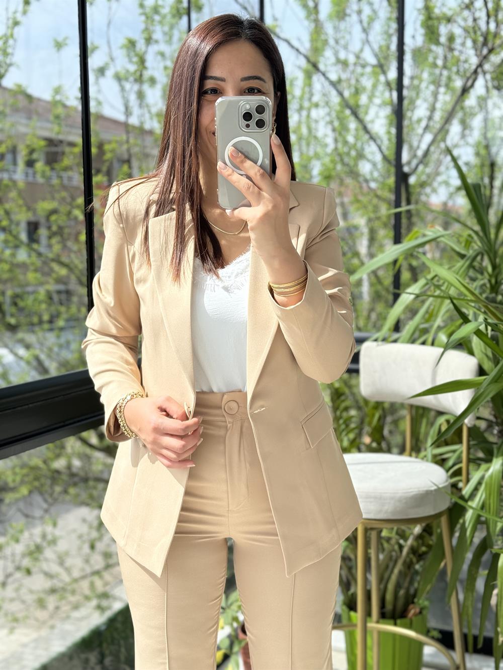 Takım Elbise Bisküvi Kahvesi