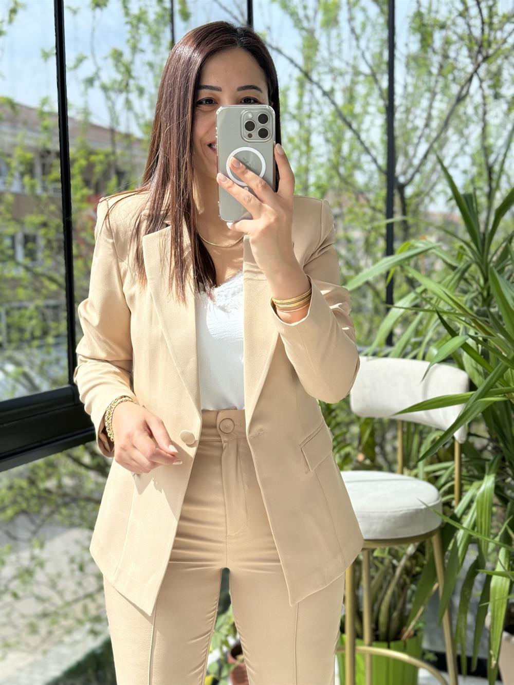 Takım Elbise Bisküvi Kahvesi