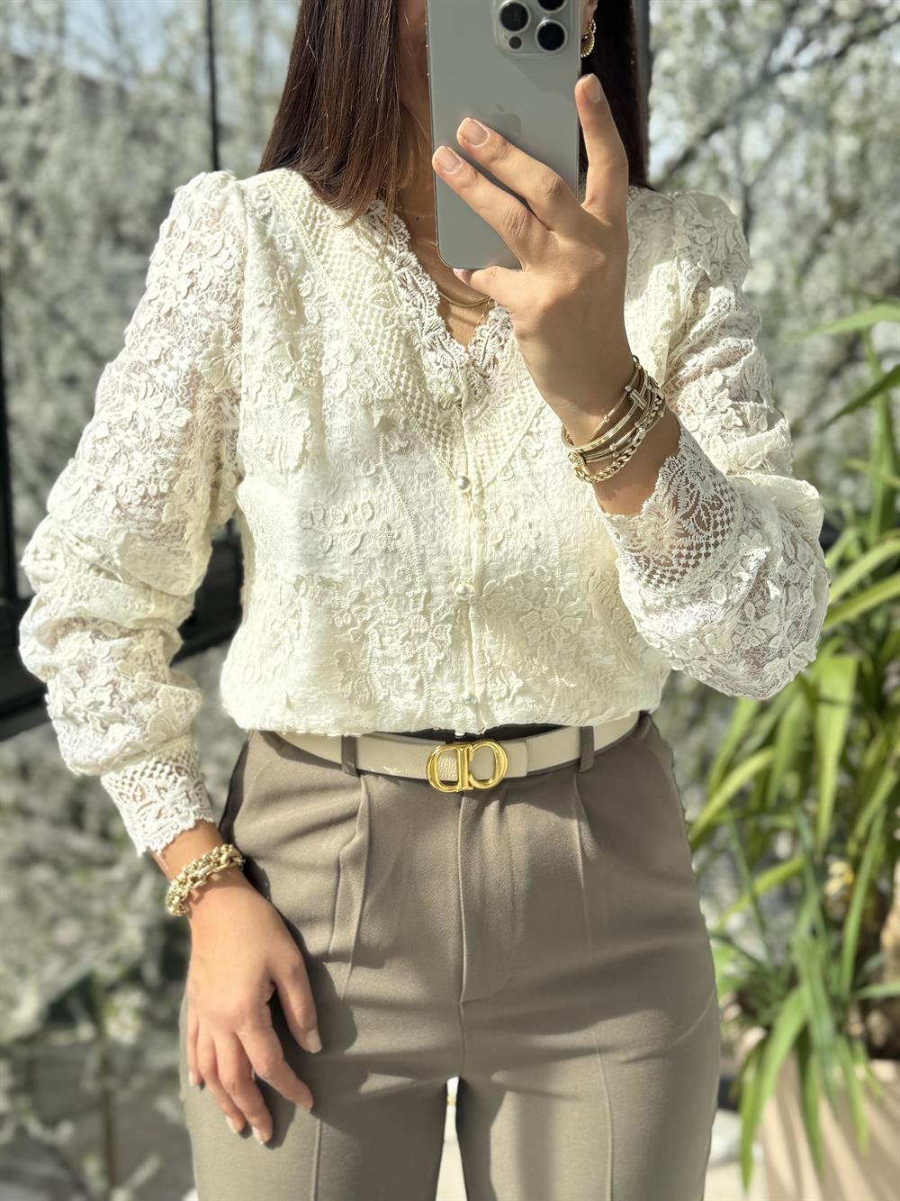 V Yaka Güpürlü Bluz Ekru