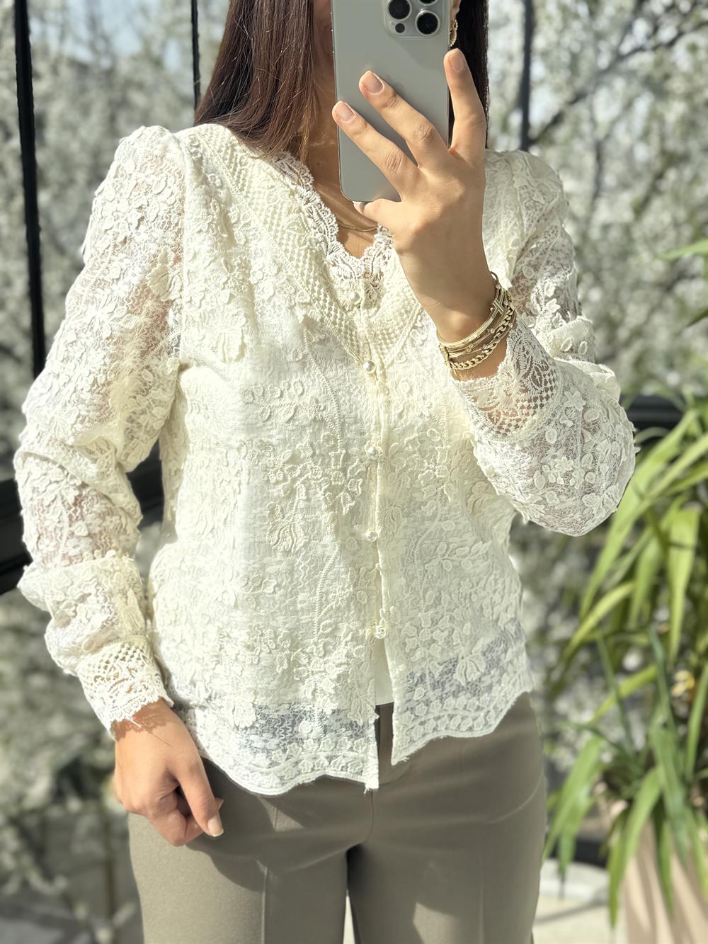 V Yaka Güpürlü Bluz Ekru