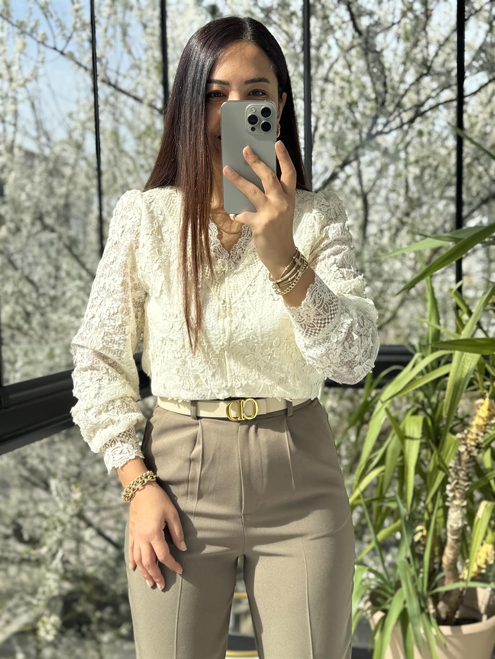 V Yaka Güpürlü Bluz Ekru